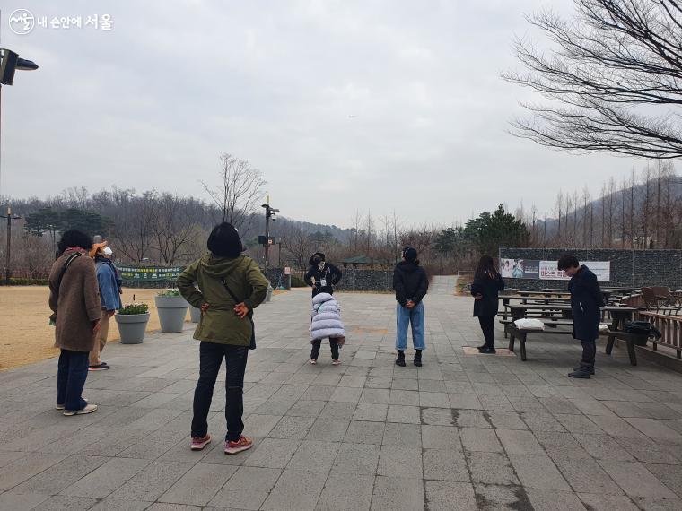 해설사와 탐방자들이 탐방하기 전에 간단한 운동을 하고 있다.