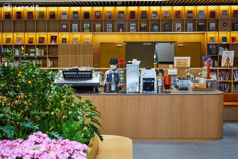 1층 로비 중앙에는 북카페가 자리하고 있으며, 커피와 차, 음료 등을 착한 가격에 판매한다 