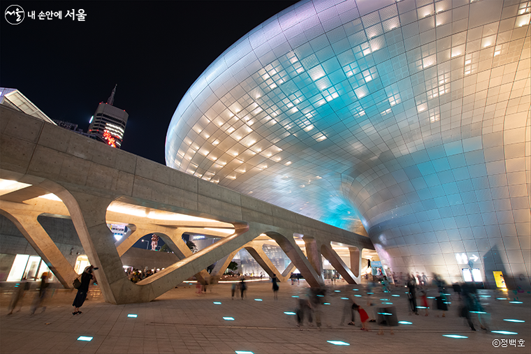 서울시가 ‘글로벌 뷰티산업 허브, 서울’ 기본계획을 마련했다. DDP를 중심으로 동대문 일대를 뷰티·패션 핵심거점으로 조성한다