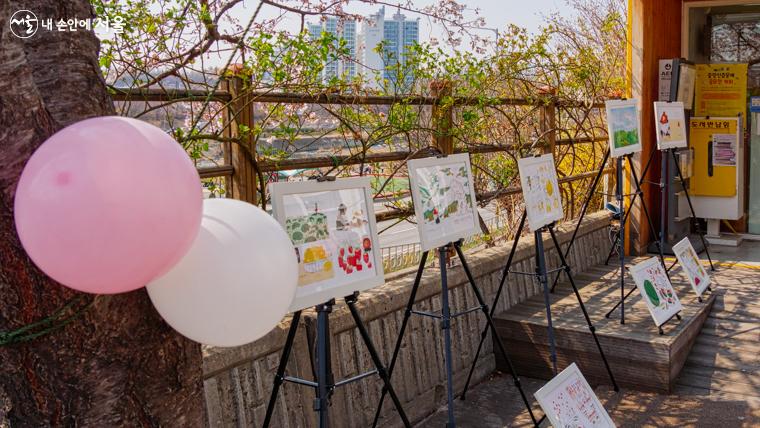 도서관 옆 제방 난간에 전시된 작품들을 둘러보는 재미도 쏠쏠하다.