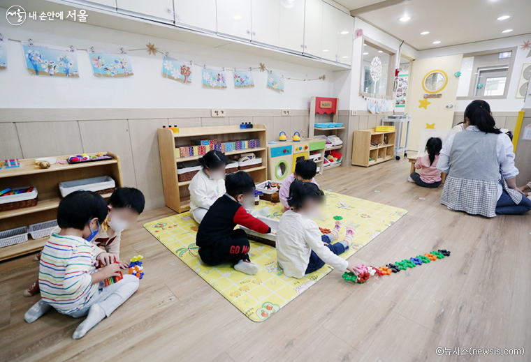 ‘서울형 전임교사’는 어린이집에 상주하면서 보육교사가 유급휴가일 때 담임교사로 일하게 된다.