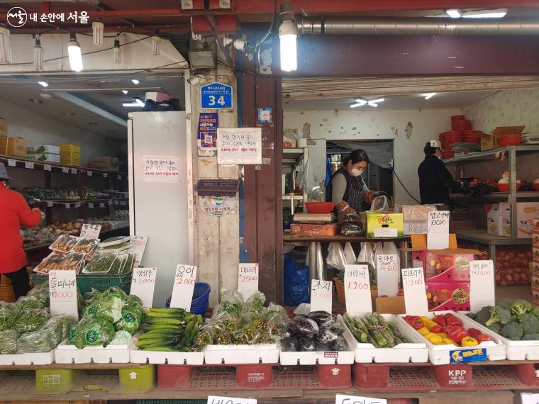 과일, 채소 등 농산물을 저렴하게 판매하고 있는 도매 상점 중 한 곳