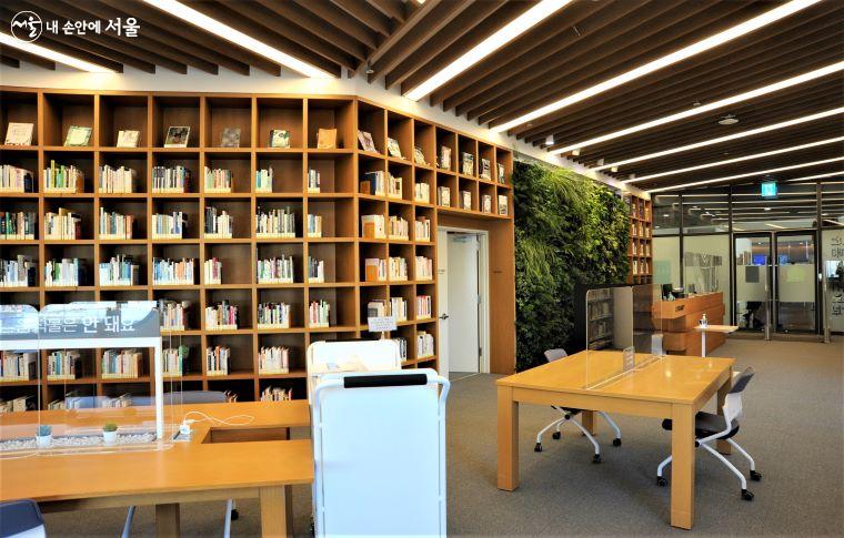 국내·외 식물 관련 전문 서적 9,000권을 소장하고 있는 서울식물원 '식물전문도서관' ⓒ조수봉