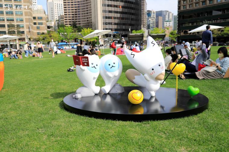 '책 읽는 서울광장' 곳곳에는 다양하고 귀여운 캐릭터의 조형물들이 설치되어 있다. 