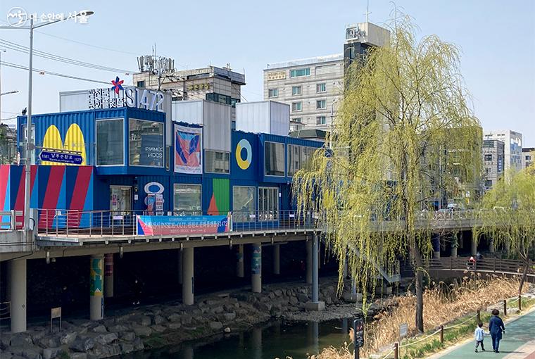 관악구 신림동 별빛내린천 봉림교 위에 관천로 문화플랫폼 S1472가 세워졌다.