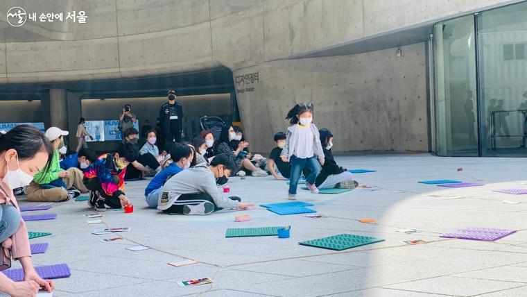 공연을 보면서 준비된 엽서에다가 그림을 그릴 수도 있었다 