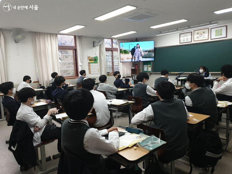 학생들이 교실에서 '장애인 인식 개선' 영상을 시청하고 있다. Ⓒ용산구자원봉사센터