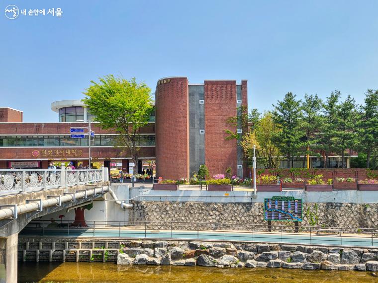 덕성여대 입구. 골목 곳곳에 예쁜 디저트 가게들이 숨어 있다. ⓒ김버들