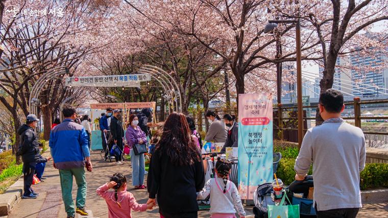 부모들과 함께 축제에 온 아이들의 호기심 가득한 모습이 예쁘다.