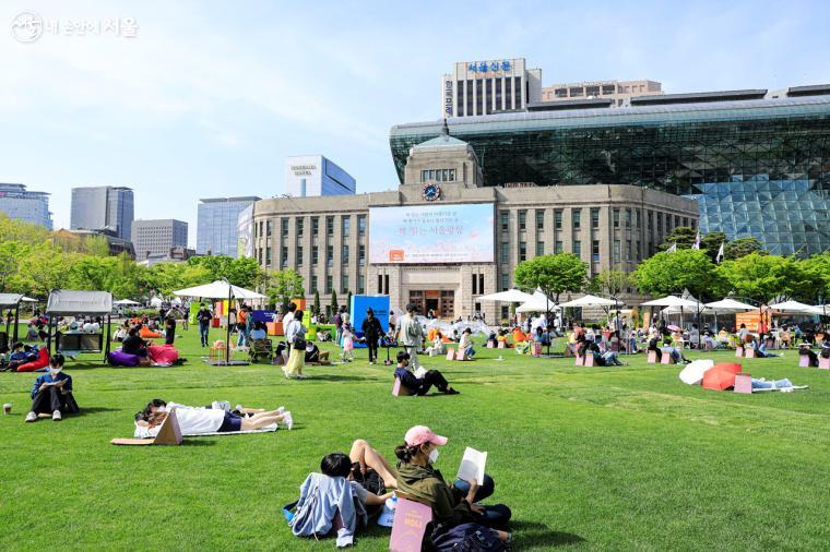 '책 읽는 서울광장'은 서울 시민 누구나 와서 즐길 수 있는 '열린 야외 도서관'이다.