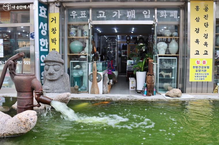 세계에서 한 점뿐인 고려불화가 전시되어 있는 거창박물관도 볼거리 중 하나이다.