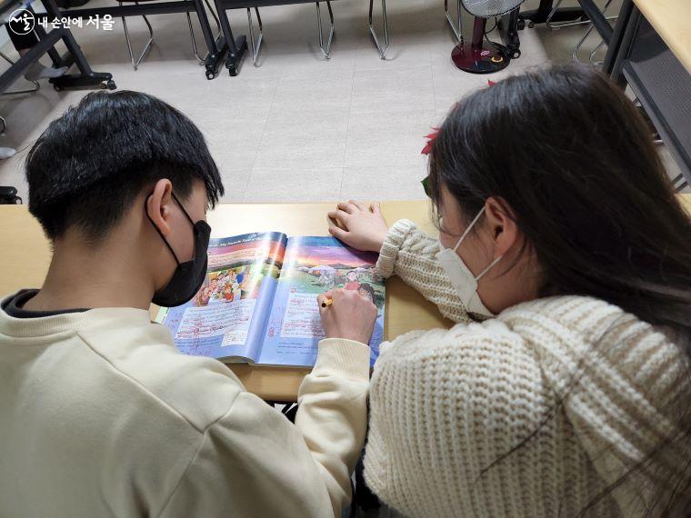 청소년은 대학생 멘토에게 공부뿐만 아니라 개인적인 고민도 나눈다.