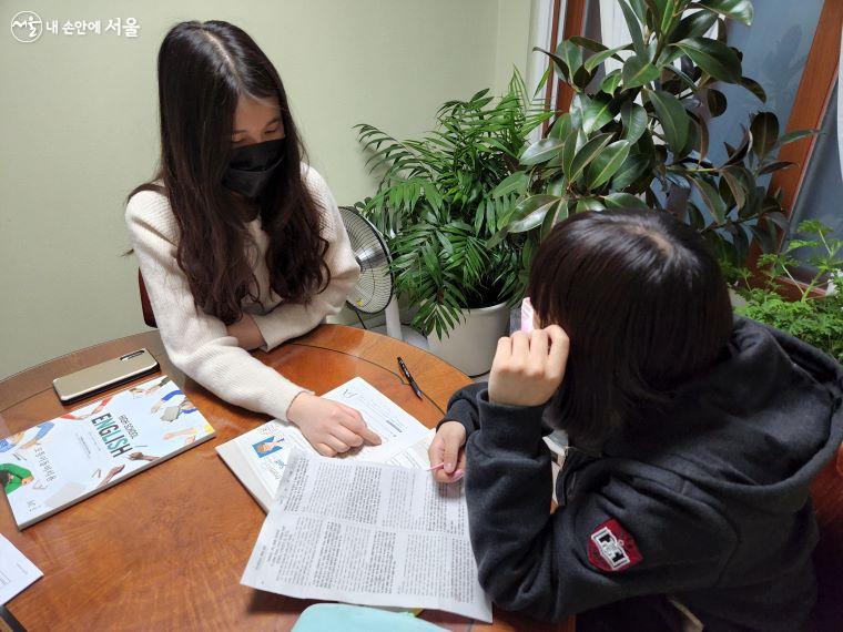 대학생 멘토는 청소년이 교과의 내용을 쉽게 이해할 수 있도록 교수법을 고민한다.