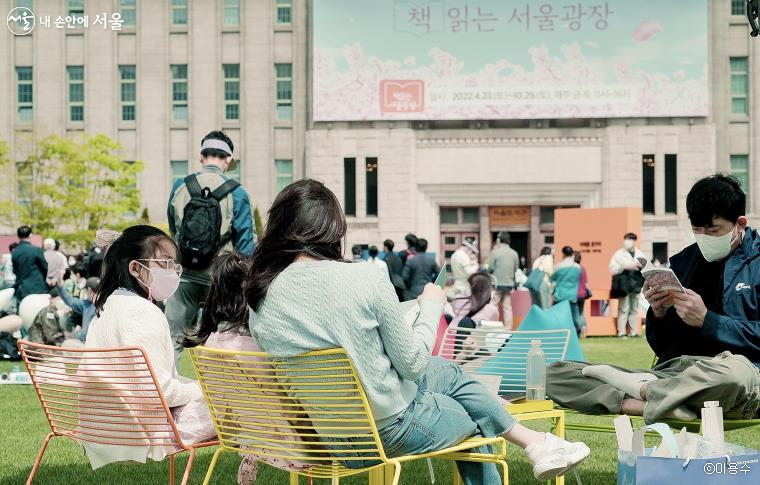 도심 속 도서관 ‘책 읽는 서울광장’을 즐기고 있는 시민들 모습