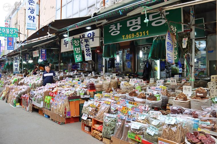 마스크를 뚫고 들어오는 한약 냄새 가득한 곳. 걷는것 만으로도 힐링이 되고 건강해진 기분이 든다.