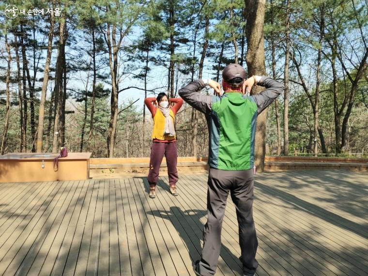 산림치유사의 지도에 따라 숲 체험에 앞서 기체조를 하고 있다. ⓒ우장근린공원힐링체험센터