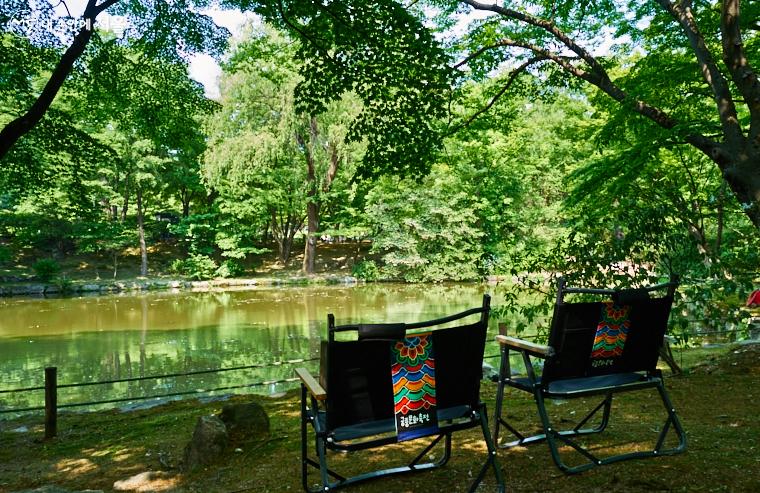 창경궁 소춘당지에서는 편안한 의자에 앉아 고요하고 평화로운 연못 풍경을 보며 휴식과 명상을 취할 수 있게 해 놓았다 ⓒ이정규