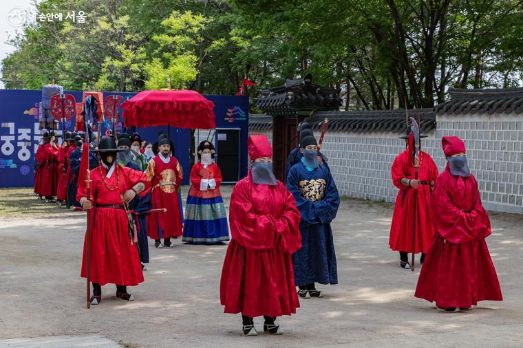 청와대 관람객들을 위한 문화공연으로 '왕가의 산책' 행렬 중인 모습