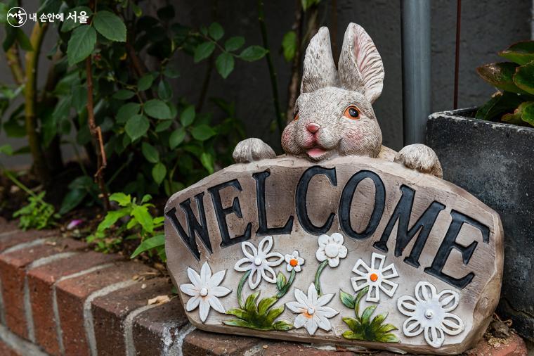 천호동 장미마을, 어서오라고 인사하는 귀여운 토끼가 있다 