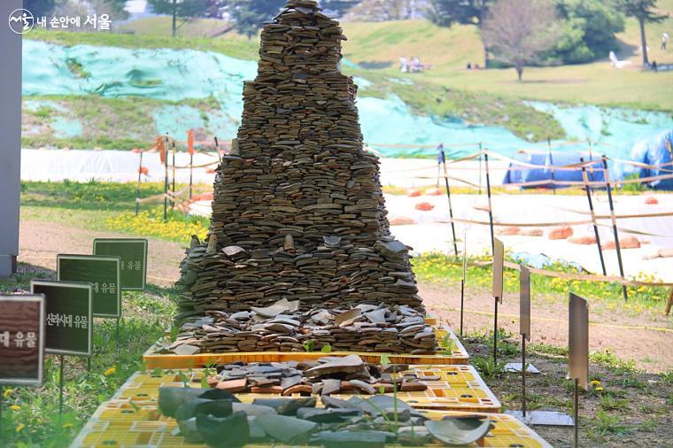 현재 몽촌토성에서 발굴 중인 유물들을 전시해 놓았다.