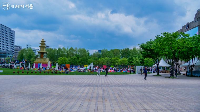 거리두기 해제 후 맞는 주말의 서울광장 모습이 꽤나 평화롭게 보인다.