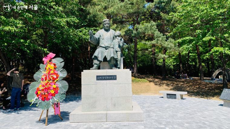 어린이라는 단어를 공식화하였고, 한국 최초로 어린이날을 만든 소파 방정환 선생의 동상 ？김수정