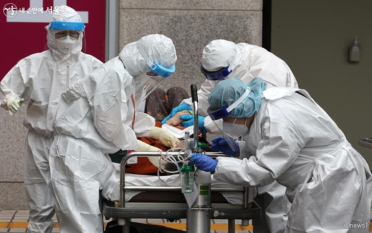 서울 은평구 서울시립서북병원에서 의료진들이 입원 환자를 이송하고 있다