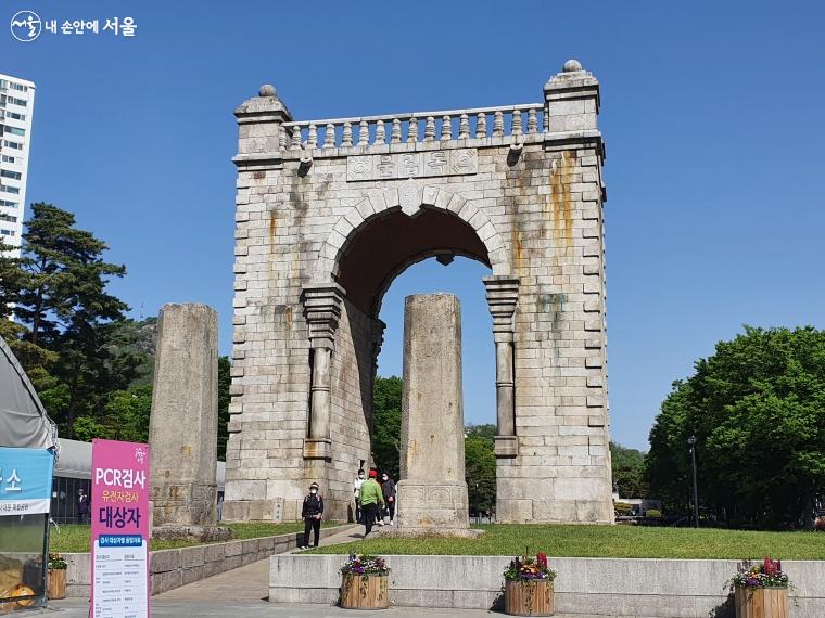 서대문구 독립문공원에는 대한제국기 자주독립을 위해 세운 독립문이 위풍당당한 모습으로 서 있다.