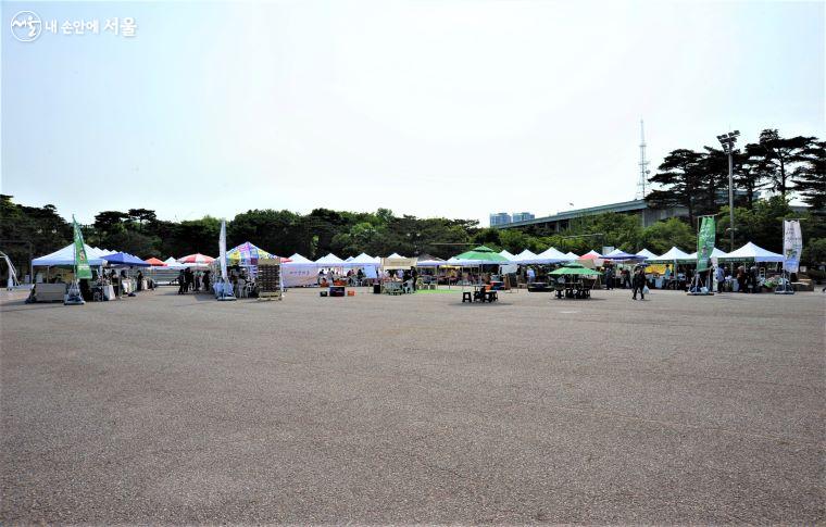 여의도공원 남쪽 ‘문화의 마당’에 ‘2022 서울시 농부의 시장’이 개장했다. ⓒ조수봉