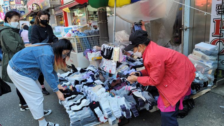 목동깨비시장 양말가게 앞의 정겨운 모습들 