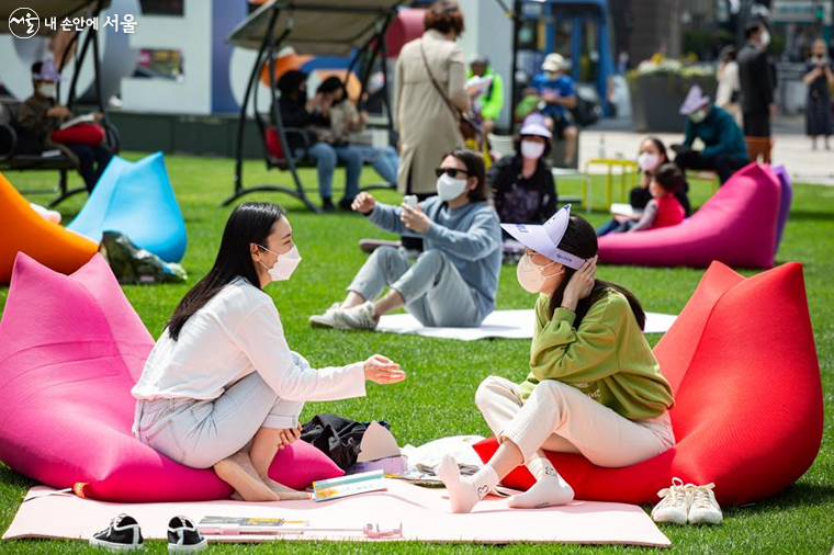 책 읽는 서울광장에서 시민들이 즐거운 시간을 보내고 있다