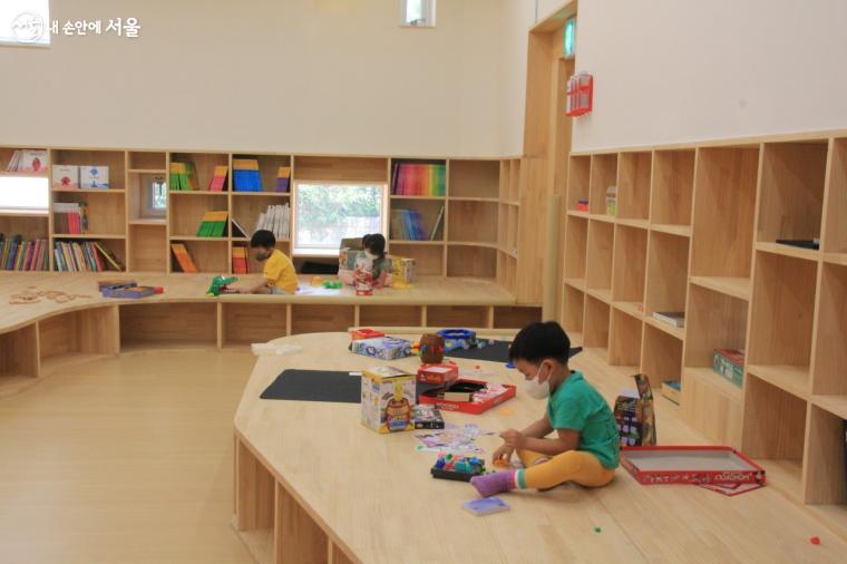 보드게임과 책을 볼 수 있는 책놀이터에서 놀이중인 아이들 ©엄윤주