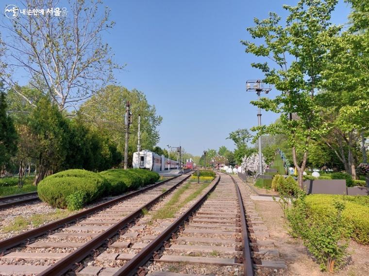 화랑대 철도공원은 경춘선이 전철화되기 전의 옛 철로가 남아있는 곳이다.