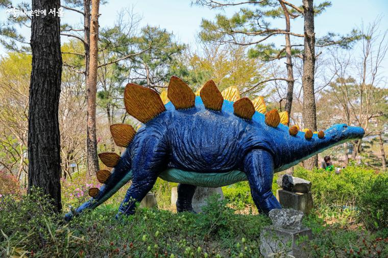 서대문자연사박물관 주변에는 방문객들의 시선을 사로잡는 대형 공룡 모형들이 전시되어 있다. 