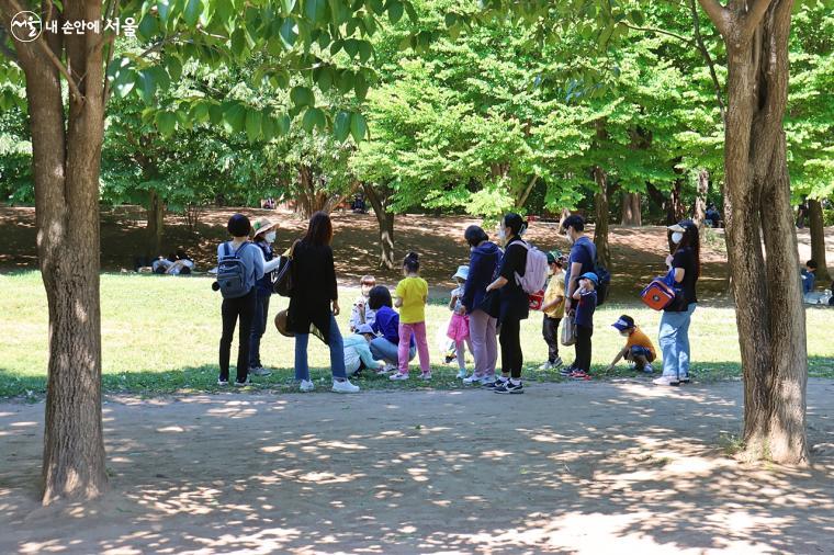 아이들뿐 아니라 학부모들도 흥미진지하게 서울숲 들풀에 대한 이야기를 듣고 있다.