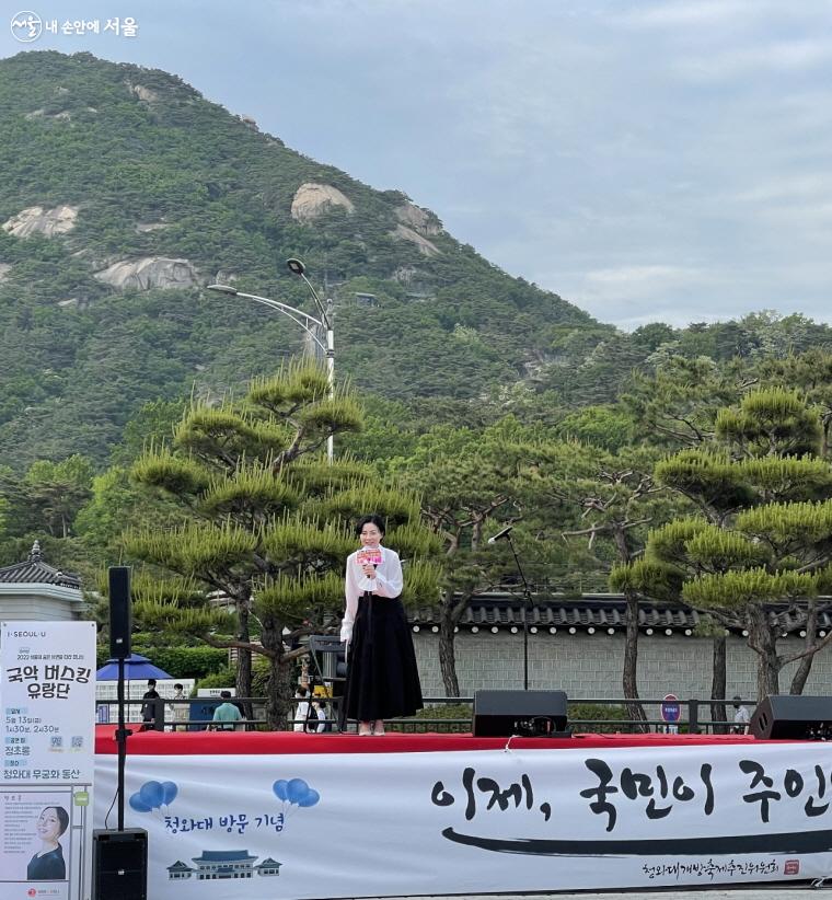 ‘국악 버스킹’ 유랑단장 박인혜 씨가 사회자로 공연을 진행하고 있다. ⓒ이정민