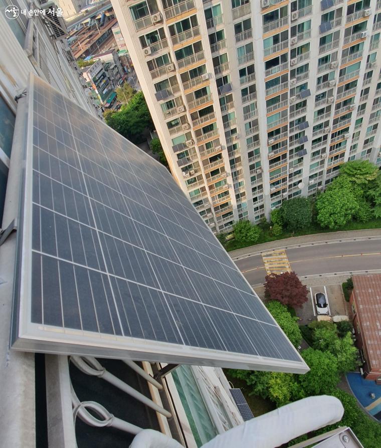 아파트 베란다에 태양광을 설치하여 에너지 절감을 하고 있다.