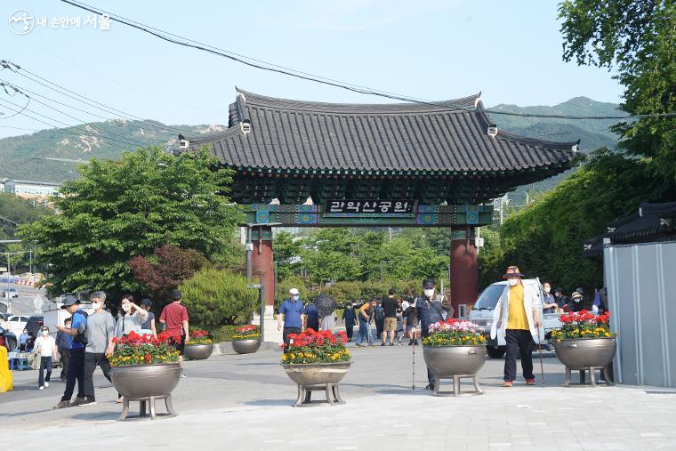 관악산 입구 너머로 초여름 산의 능선이 보인다. ⓒ박혜진