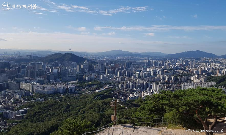 인왕산 정상에서 바라본 서울 도심