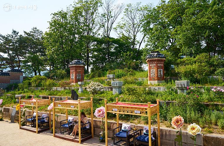 경복궁 교태전의 후원인 아미산 정원에 마련된 ‘궁궐 속 쉼터 - 심쿵쉼궁’의 모습 ⓒ이정규