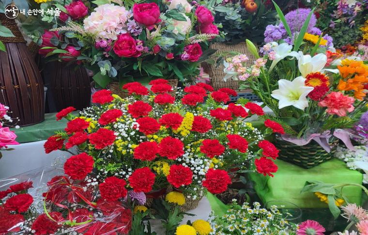 양재 꽃시장에 놓인 카네이션 바구니