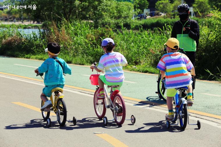 쾌청한 날씨에 마음껏 자전거를 즐기는 아이들