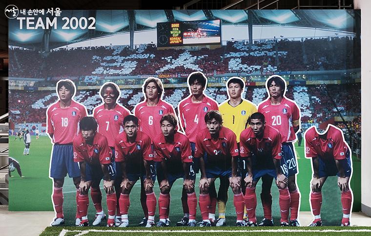 국가대표 선수들을 구현한 ‘Football Road’. 2002년 월드컵 국가대표 축구선수들의 모습이다. ⓒ김아름