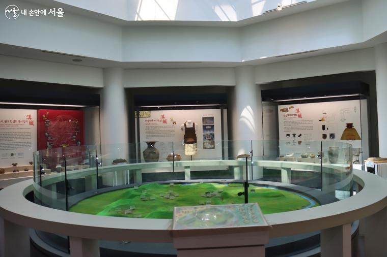 미션 수행 중 등장한 유물들은 몽촌역사관 전시실의 주요 유물에 해당하는 QR코드를 인식해 애니메이션으로 구현된 유물의 쓰임새를 학습할 수 있다. 