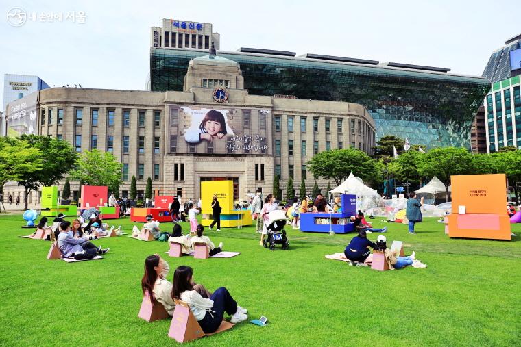 '책 읽는 서울광장'의 여유로운 5월의 휴일 