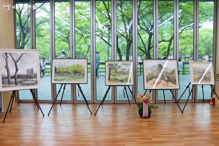 서울숲 커뮤니티센터에서는 '서울숲 풍경전'이 열리고 있었다. ⓒ정향선