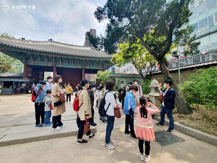 조선 왕조의 마지막을 함께한 궁궐인 덕수궁에서 참가자들이 해설을 듣고 있다. 
