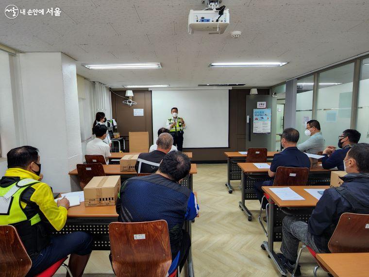 이륜차 운전 경험이 있는 경찰이 자신의 경험담을 얘기하고 있다. ⓒ윤혜숙