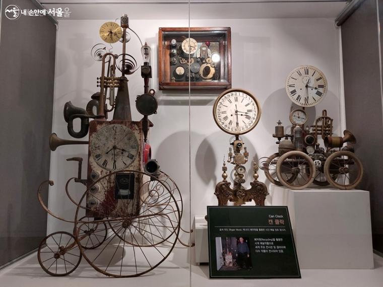 타임뮤지엄에서 폐자원을 이용한 시계 예술작품을 볼 수 있다.