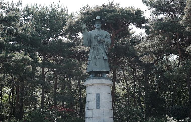 절두산 순교성지에 있는 성 김대건 안드레아 신부 동상 ⓒ김아름